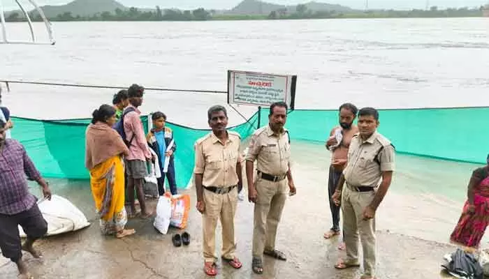 దిశ ఎఫెక్ట్.. గోదావరి ఘాట్ వద్ద రక్షణ, హోంగార్డుల నిఘా దిశ ఎఫెక్ట్.. గోదావరి ఘాట్ వద్ద రక్షణ, హోంగార్డుల నిఘా
