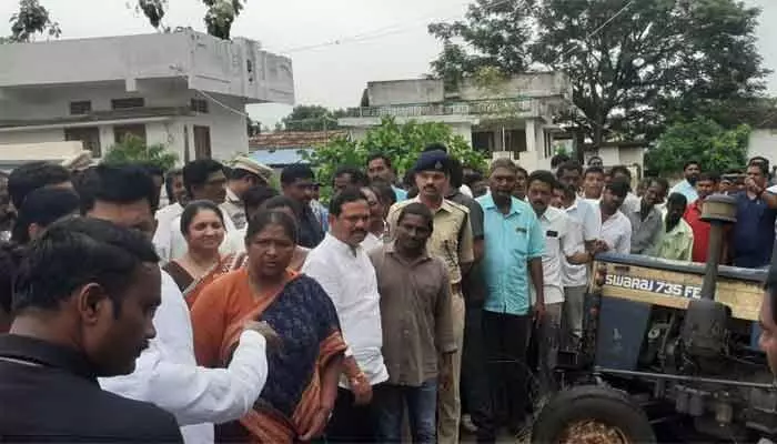 నష్టపోయిన ప్రతి కుటుంబాన్ని ఆదుకుంటాంః మంత్రి సీతక్క నష్టపోయిన ప్రతి కుటుంబాన్ని ఆదుకుంటాంః మంత్రి సీతక్క