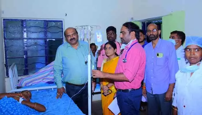 దిశ ఎఫెక్ట్.. ప్రభుత్వ ఆస్పత్రి బిల్డింగ్ మార్పుకు అధికారుల చర్యలు దిశ ఎఫెక్ట్.. ప్రభుత్వ ఆస్పత్రి బిల్డింగ్ మార్పుకు అధికారుల చర్యలు