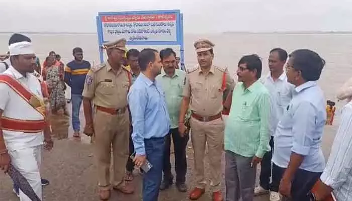 ముంపు ప్రాంతాల ప్రజలు అప్రమత్తంగా ఉండండిః కలెక్టర్ రాహుల్ శర్మ ముంపు ప్రాంతాల ప్రజలు అప్రమత్తంగా ఉండండిః కలెక్టర్ రాహుల్ శర్మ