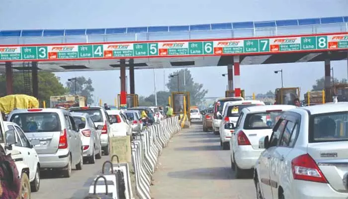 NHAI: టోల్ ప్లాజాల వద్ద ట్రాఫిక్ రద్దీ... గుడ్ న్యూస్ చెప్పిన ఎన్ హెచ్ఏఐ NHAI: టోల్ ప్లాజాల వద్ద ట్రాఫిక్ రద్దీ... గుడ్ న్యూస్ చెప్పిన ఎన్ హెచ్ఏఐ