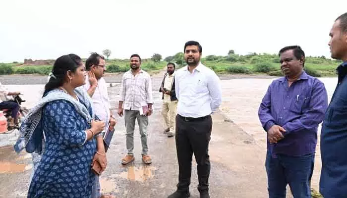 వెంటనే మరమ్మతులు చేపట్టాలిః కలెక్టర్ వెంకటేష్ దోత్రే వెంటనే మరమ్మతులు చేపట్టాలిః కలెక్టర్ వెంకటేష్ దోత్రే