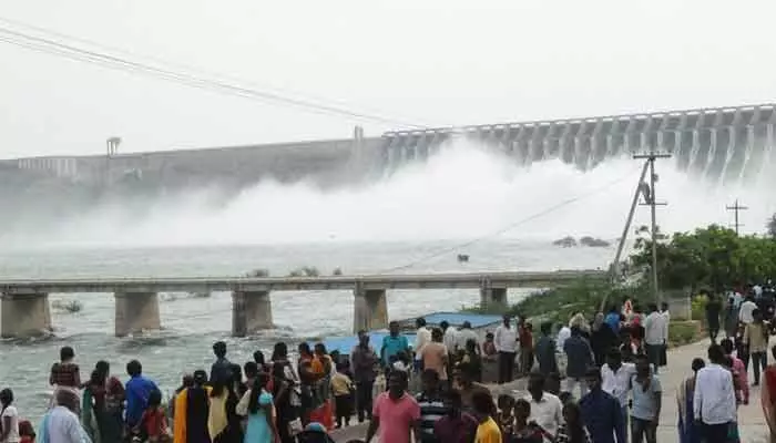 సాగర్ గేట్లు 26 ఓపెన్.. జన సాగరం కృష్ణాతీరం.. సాగర్ గేట్లు 26 ఓపెన్.. జన సాగరం కృష్ణాతీరం..