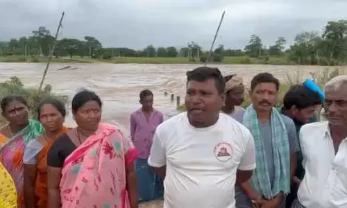 జలదిగ్బంధంలో రెండు గ్రామాలు.. సాయం కోసం ఎదురు చూపులు