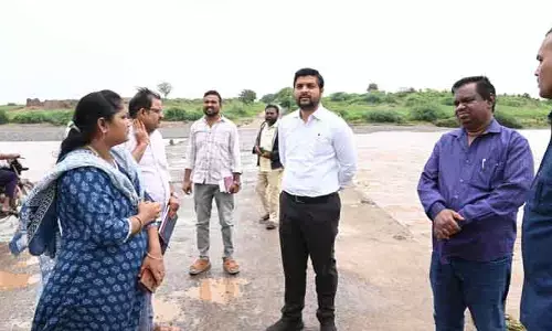 వెంటనే మరమ్మతులు చేపట్టాలిః కలెక్టర్ వెంకటేష్ దోత్రే