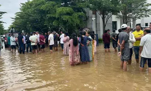మోకిలా విల్లాస్ ను ముంచెత్తిన వరద.. 36 గంటలుగా నీళ్లు, కరెంటు లేవు