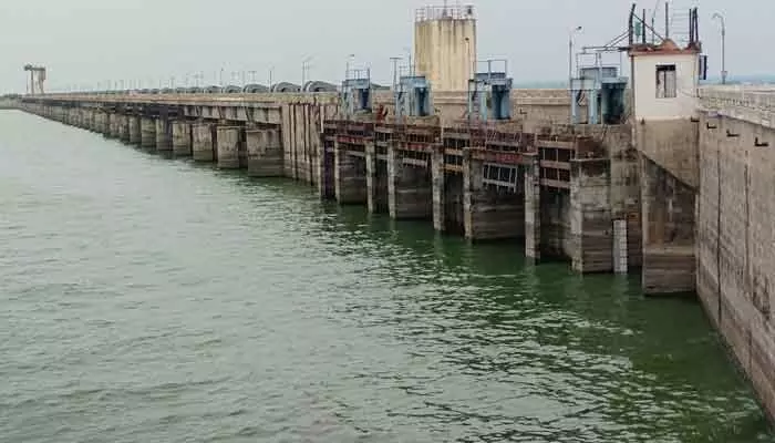 మరో గేటును పైకెత్తిన ఎస్సారెస్పీ అధికారులు మరో గేటును పైకెత్తిన ఎస్సారెస్పీ అధికారులు