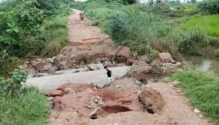 వర్షానికి రోడ్డు పూర్తిగా డామేజ్.. వర్షానికి రోడ్డు పూర్తిగా డామేజ్..