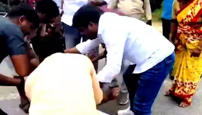 మానవత్వాన్ని చాటుకున్న ఎమ్మెల్సీ మానవత్వాన్ని చాటుకున్న ఎమ్మెల్సీ