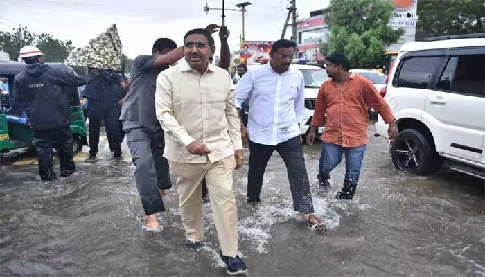 వరద తగ్గిన తర్వాత.. చేపట్టాల్సిన చర్యలపై ప్రభుత్వం ఫోకస్! వరద తగ్గిన తర్వాత.. చేపట్టాల్సిన చర్యలపై ప్రభుత్వం ఫోకస్!