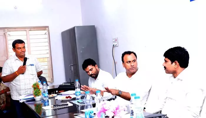 పారిశుధ్య నిర్వహణపై ప్రత్యేక దృష్టి పెట్టాలి... పారిశుధ్య నిర్వహణపై ప్రత్యేక దృష్టి పెట్టాలి...