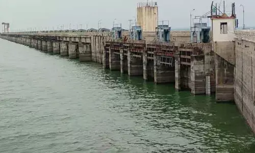 మరో గేటును పైకెత్తిన ఎస్సారెస్పీ అధికారులు