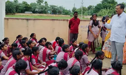 మోడల్ స్కూల్ ముందు స్టూడెంట్ల ధర్నా