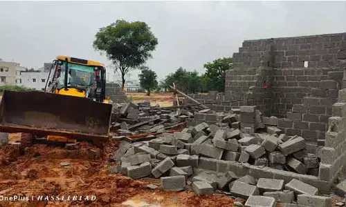 ఐలాపూర్ లో అక్రమ నిర్మాణాల కూల్చివేత