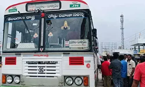 ఆర్టీసీ బస్సులో గుండెపోటుతో మహిళ మృతి