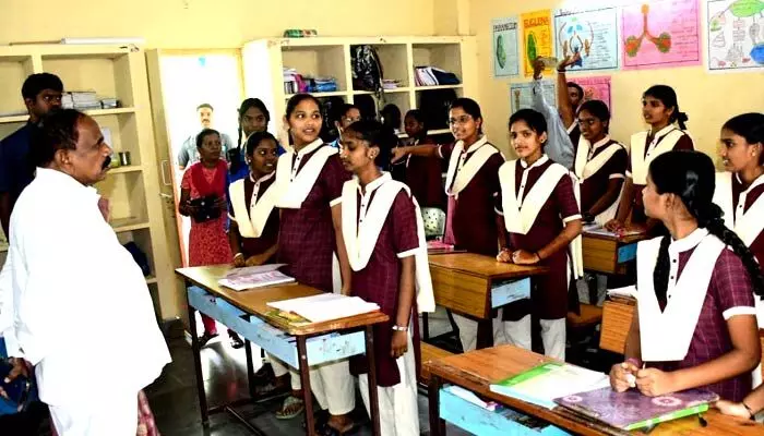 విద్యార్థులకు ఇబ్బందులు కలకుండా చూసుకోవాలి విద్యార్థులకు ఇబ్బందులు కలకుండా చూసుకోవాలి