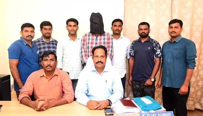 సైబర్ నేరస్తుడు అరెస్టు సైబర్ నేరస్తుడు అరెస్టు