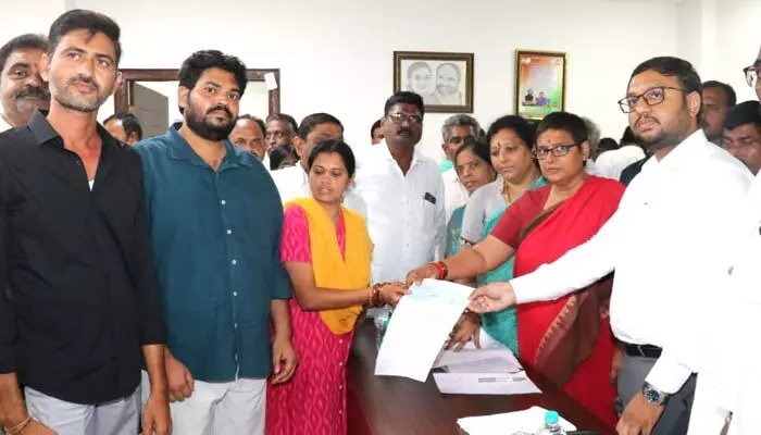 బాధితులను ఆదుకుంటాం : ఎమ్మెల్యే పద్మావతి బాధితులను ఆదుకుంటాం : ఎమ్మెల్యే పద్మావతి