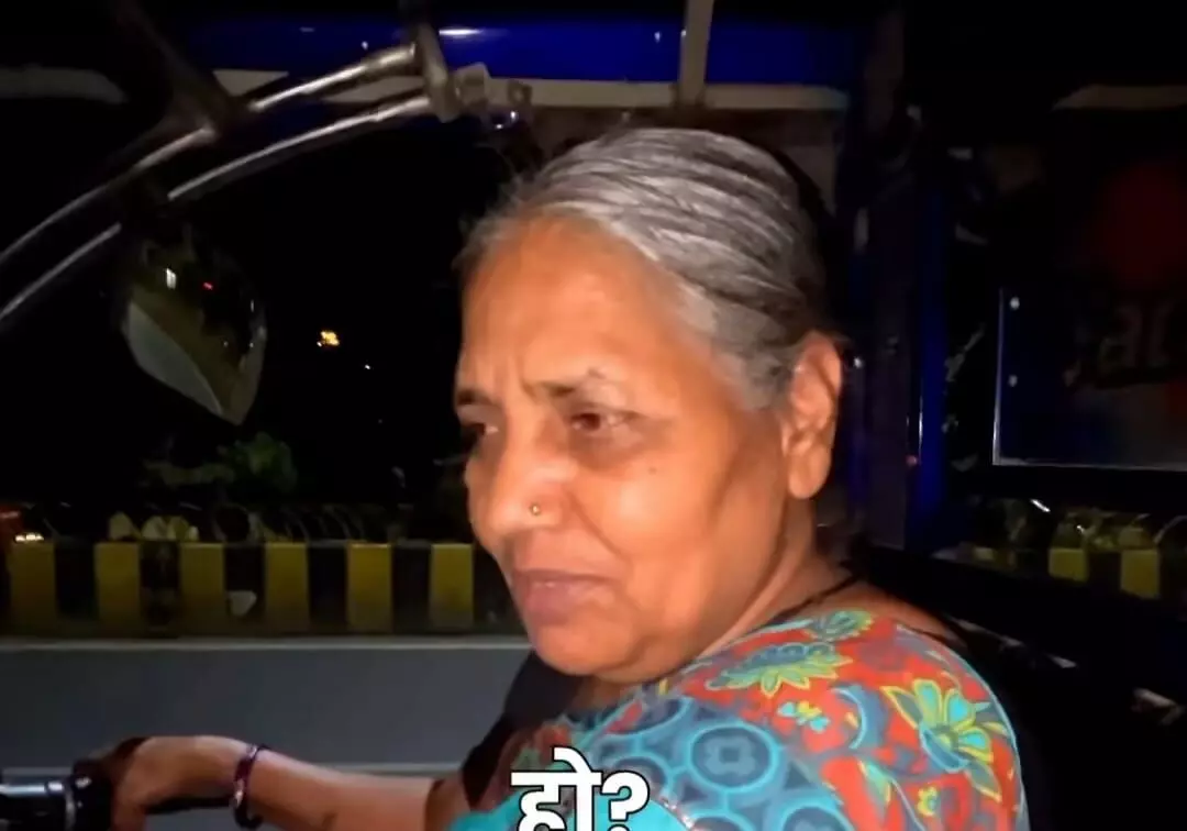 Viral : కొడుకు కోసం అర్ధరాత్రి కూడా ఆటో నడుపుతున్న 50ఏళ్ల మహిళ.. గర్వంగా ఉందంటున్న నెటిజన్లు.. Viral : కొడుకు కోసం అర్ధరాత్రి కూడా ఆటో నడుపుతున్న 50ఏళ్ల మహిళ.. గర్వంగా ఉందంటున్న నెటిజన్లు..