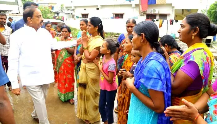 ముంపు ప్రాంతాల్లో నిత్యావసర సరుకులను అందించాలి ముంపు ప్రాంతాల్లో నిత్యావసర సరుకులను అందించాలి