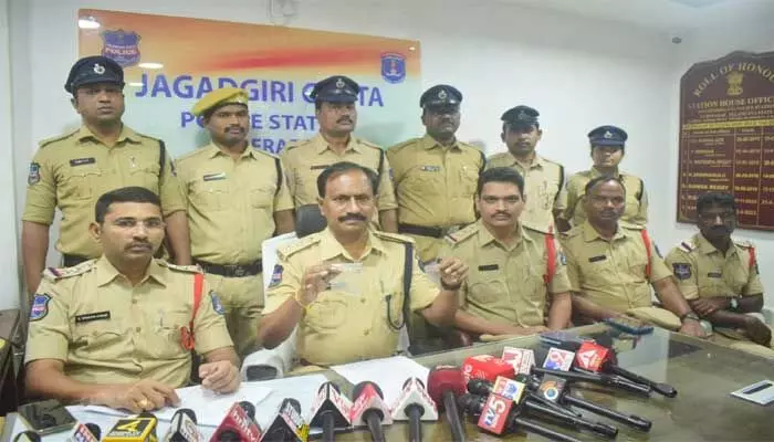 జ్యువెలరీ షాపులలో.. వరుస దొంగతనాలకు పాల్పడుతున్న ముఠా అరెస్ట్! జ్యువెలరీ షాపులలో.. వరుస దొంగతనాలకు పాల్పడుతున్న ముఠా అరెస్ట్!