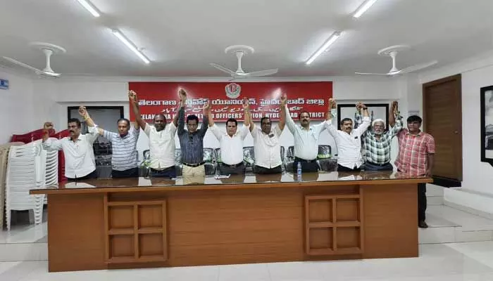 ప్రజల పన్నులతోనే మాకు వేతనాలు! టీఎన్జీవో ప్రధాన కార్యదర్శి ముజీబ్ హుసేనీ ప్రజల పన్నులతోనే మాకు వేతనాలు! టీఎన్జీవో ప్రధాన కార్యదర్శి ముజీబ్ హుసేనీ