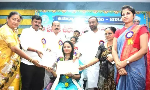 విద్యార్థులకు నైతిక విలువలు నేర్పించాలి
