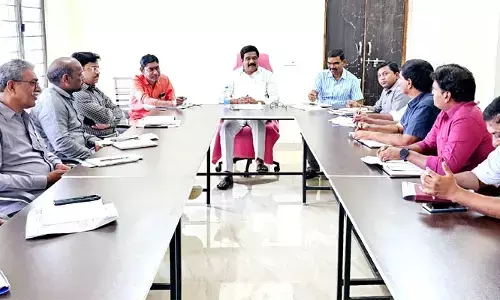 పంట నష్టం అంచనా వేసి ప్రభుత్వానికి నివేదించాలి