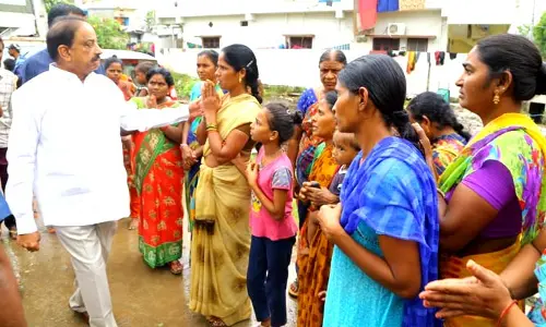 ముంపు ప్రాంతాల్లో నిత్యావసర సరుకులను అందించాలి