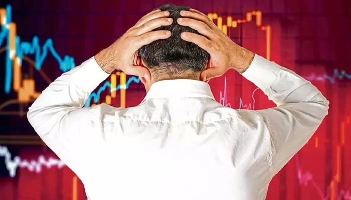 Stock Market: కుప్పకూలిన స్టాక్ మార్కెట్లు.. రూ.5 లక్షల కోట్లు ఆవిరి Stock Market: కుప్పకూలిన స్టాక్ మార్కెట్లు.. రూ.5 లక్షల కోట్లు ఆవిరి