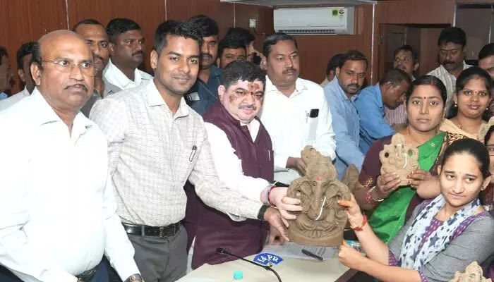 మట్టి విగ్రహాలను పూజించాలి : మంత్రి పొన్నం మట్టి విగ్రహాలను పూజించాలి : మంత్రి పొన్నం