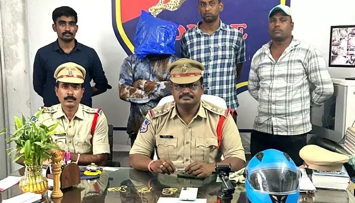 చైన్ స్నాచర్ అరెస్ట్ చైన్ స్నాచర్ అరెస్ట్