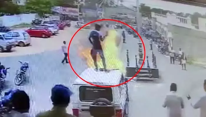 కంప్లైంట్ తీసుకోలేదని పెట్రోల్ పోసి తహసీల్దార్ కారు తగలబెట్టేశాడు కంప్లైంట్ తీసుకోలేదని పెట్రోల్ పోసి తహసీల్దార్ కారు తగలబెట్టేశాడు