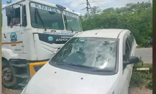 కారును ఢీకొన్న కరీంనగర్ డైరీ పాల ట్యాంకర్..