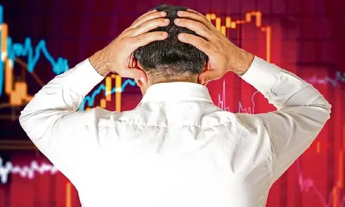 Stock Market: కుప్పకూలిన స్టాక్ మార్కెట్లు.. రూ.5 లక్షల కోట్లు ఆవిరి