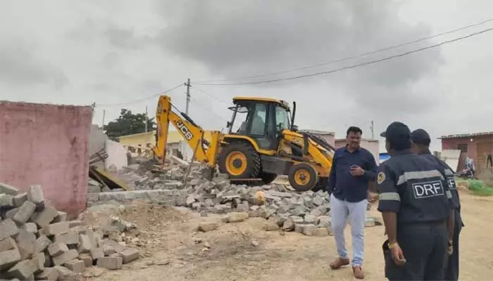 తెరపైకి ‘వక్ఫ్’ భూములు.. హైడ్రా తరహ చర్యలు చేపట్టాలంటూ డిమాండ్! తెరపైకి ‘వక్ఫ్’ భూములు.. హైడ్రా తరహ చర్యలు చేపట్టాలంటూ డిమాండ్!