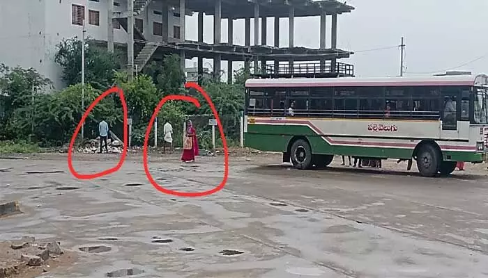 మల విసర్జన బహిర్గతమాయే.. దుర్వాసనతో ఉక్కిరిబిక్కిరవుతున్న ప్రయాణికులు! మల విసర్జన బహిర్గతమాయే.. దుర్వాసనతో ఉక్కిరిబిక్కిరవుతున్న ప్రయాణికులు!