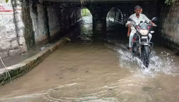 ప్రమాదకరంగా రైల్వే అండర్ బ్రిడ్జిలు ప్రమాదకరంగా రైల్వే అండర్ బ్రిడ్జిలు