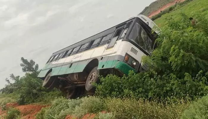 Bus Accident: పల్లె వెలుగు బస్సు బోల్తా.. ప్రయాణికులకు గాయాలు! Bus Accident: పల్లె వెలుగు బస్సు బోల్తా.. ప్రయాణికులకు గాయాలు!