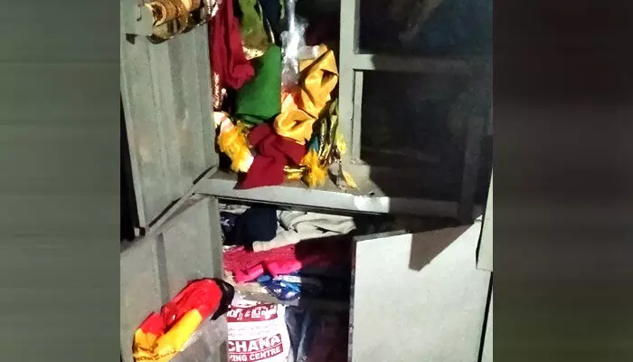 తాళం వేస్తే ఖతమే తాళం వేస్తే ఖతమే