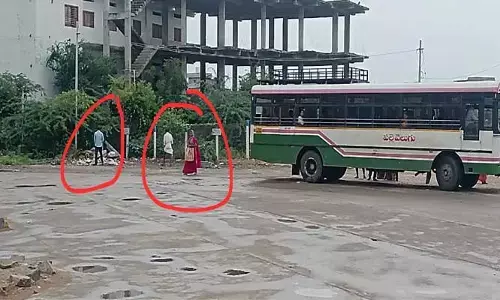 మల విసర్జన బహిర్గతమాయే.. దుర్వాసనతో ఉక్కిరిబిక్కిరవుతున్న ప్రయాణికులు!