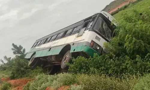 Bus Accident: పల్లె వెలుగు బస్సు బోల్తా.. ప్రయాణికులకు గాయాలు!