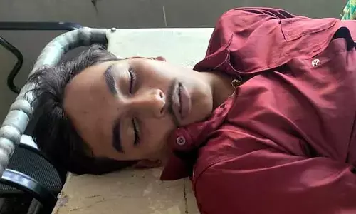 చవితి రోజు తీవ్ర విషాదం.. ప్రాణం తీసిన విద్యుత్ బల్బ్
