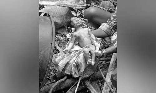 అమానుషం..చెత్తకుప్పలో అప్పుడే పుట్టిన శిశువు
