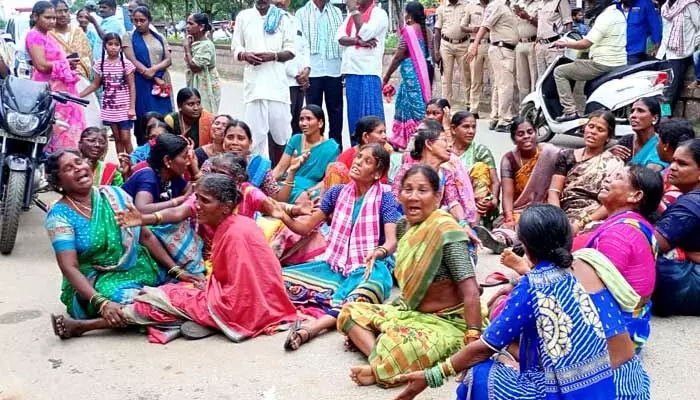 వైద్యుల నిర్లక్ష్యంతోనే మృతి చెందాడని ఆందోళన వైద్యుల నిర్లక్ష్యంతోనే మృతి చెందాడని ఆందోళన