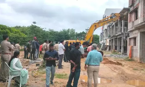భారీ బందోబస్తు మధ్య కూల్చివేత.. అడ్డుకునేందుకు ప్రయత్నించిన గుర్రం విజయ లక్ష్మి