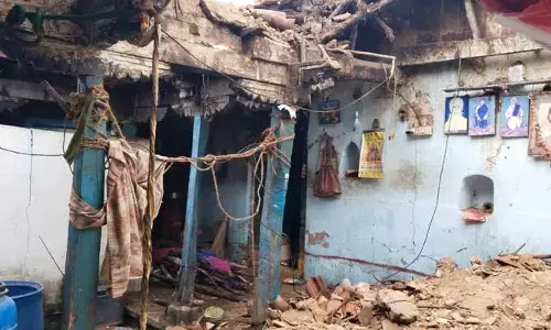 ఇంటి కప్పు కూలి మహిళ మృతి..