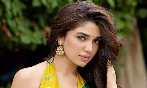 Krithi Shetty : సారీ లో అందాల జాతర..చూపులతో చంపేస్తున్న కృతి శెట్టి