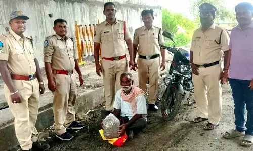 పక్కా సమాచారం...అడ్డంగా దొరికిన నిందితులు