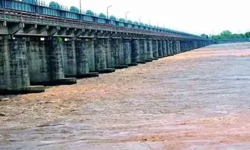 ధవళేశ్వరం బ్యారేజీ 175 గేట్లు ఎత్తివేత